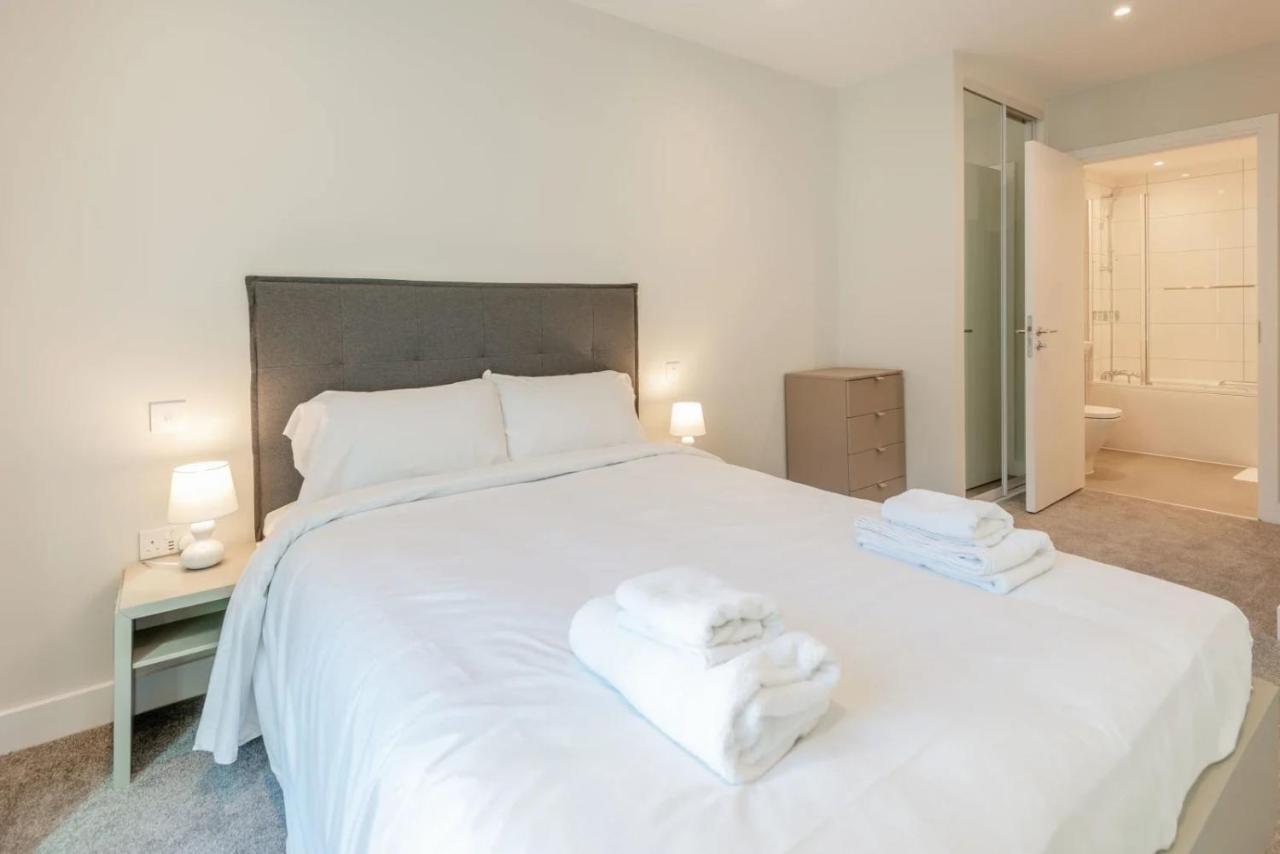 Modern Apartments In Brentford 2 Minutes Walk From Kew Bridge Bagian luar foto